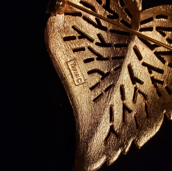 Crown Trifari Signed vintage gold leaf brooch - Picture 4 of 9